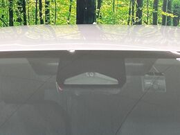 【トヨタセーフティセンス】走行中に前方の車両等を認識し、衝突しそうな時は警報とブレーキで衝突回避と被害軽減をアシスト。より安全にドライブをお楽しみいただけます。