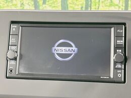 【純正ナビ】人気の純正ナビを装備しております。ナビの使いやすさはもちろん、オーディオ機能も充実！キャンプや旅行はもちろん、通勤や買い物など普段のドライブも楽しくなるはず♪