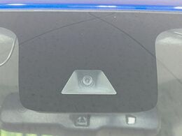 【エマージェンシーブレーキ】走行中に前方の車両等を認識し、衝突しそうな時は警報とブレーキで衝突回避と被害軽減をアシスト。より安全にドライブをお楽しみいただけます。