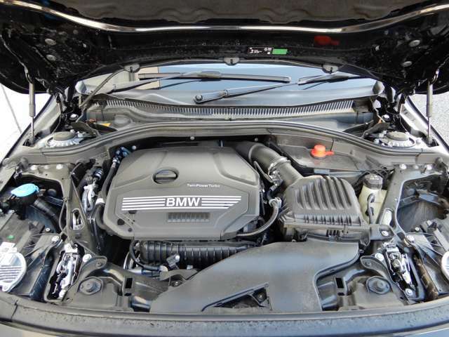 1.5L直列3気筒BMWツインパワー・ターボ・エンジン。出力103kW〔140ps〕/4600rpm（カタログ値）、トルク220Nm〔22.4kgm〕/1480-4200rpm（カタログ値）