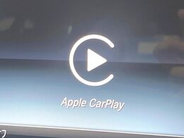 ●Apple　Car　Play：スマホとの有線接続で、ナビ・オーディオ再生などスマホのアプリ機能が画面でも使える便利機能です！