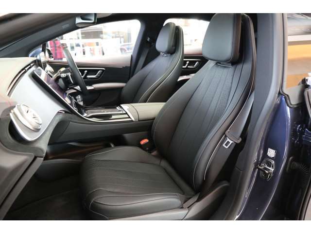 メルセデスのシートは少し硬めになっております。長時間の運転の際、適度な反発があることでお尻や腰の負担を減らす効果が御座います。
