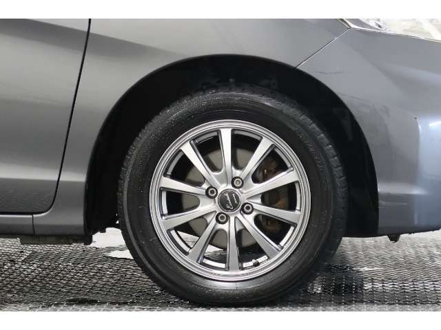 シャープなハンドリングに貢献する☆アルミホイール☆ボディーにもとても良く合います☆☆☆