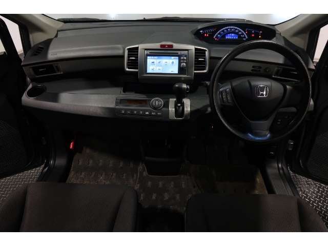 ドライバーを包み込むように、ディスプレーやスイッチ、コンソールを配置。座った瞬間から運転への期待が！空間そのものの心地よさにこだわっています。