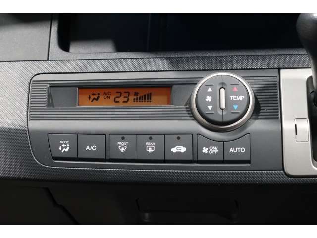 オートエアコン装備♪室内温度を設定すれば自動的に風量の調整をしてくれます♪車内をいつでも快適に保てます♪