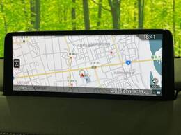 【10.25インチマツダコネクト】車内の雰囲気にマッチした大型ディスプレイ。スマホ接続でのナビ使用やBluetooth再生等、様々な機能が楽しめます。直感的なダイヤル操作が可能で、使い勝手も良好です。