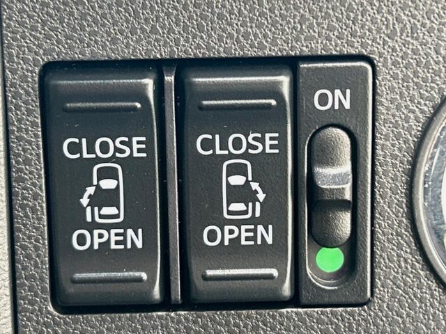【両側パワースライドドア】スマートキーや運転席のスイッチで後席両側スライドドアの開閉が可能♪電動だから力を入れてドアを開ける必要が無く、小さなお子様でも簡単に開け閉めでき快適です♪