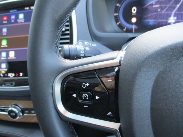 全車速追従機能付ACC（アダプティブクルーズコントロール）が長距離ドライブの疲労を軽減します、操作スイッチはハンドル左側に配置されています。