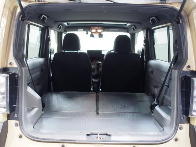 後席を左右とも倒した状態。荷室は防汚素材で汚れてしまっても拭き取りができます。