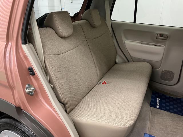 【リヤシート】膝まわりや足元にゆとりのスペースを確保した後席。週末の遠出の際にも、ゆったりとした姿勢で快適に過ごせます。