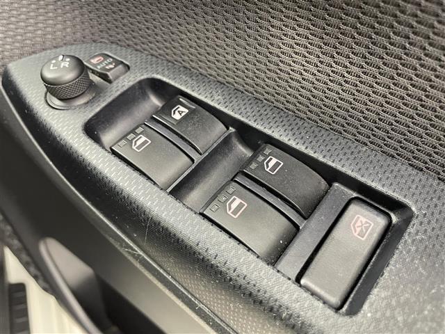 【パワーウインドウ】運転席のスイッチで、各席の窓ガラスの開閉ができます！あると便利ですよね！
