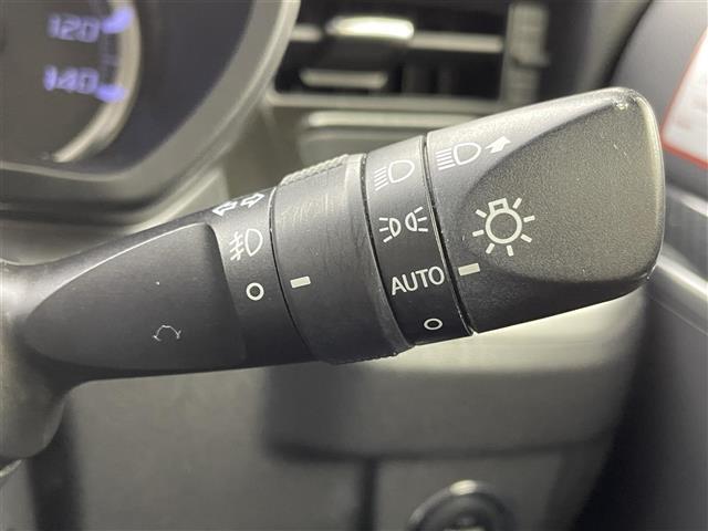 【オートライト（AUTO）】外の明るさをシステムが感知して、自動でヘッドライトが点灯します！ヘッドライトをつけ忘れを防ぐ便利機能です。