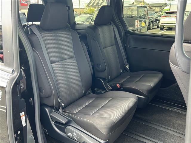 【後部座席】店頭販売もしておりますので、先に在庫が無くなってしまうこともございます。気になる車はまずはお問い合わせください！