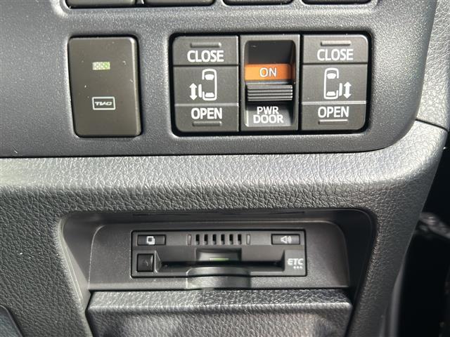 【ETC】有料道路を利用する際に料金所で停止することなく通過できる、ETC車載器（ノンストップ自動料金収受システム機器）が装備されています。セットアップを行うことで利用可能になります。