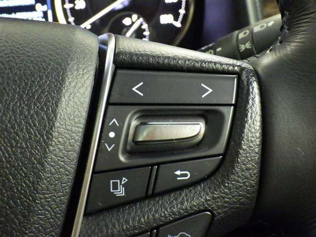 ステアリングスイッチ装備！運転しながら手元でオーディオの操作などができます。