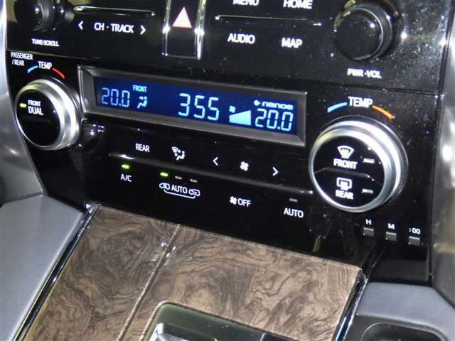 運転席・助手席・独立型オートエアコン。運転手とパートナー別々の温度設定が出来快適なドライブが楽しめます！！