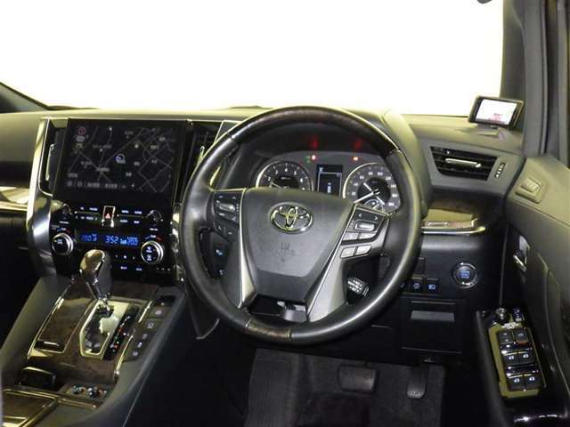 運転の際、常に目にする部分だけにシックで飽きのこないデザインが良いですね。