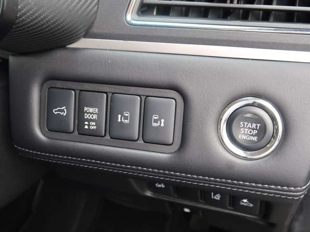 セーフティ機能付きエレクトリックテールゲートや両側電動スライドドアは、運転席のスイッチやリモコンキー操作で開閉操作が出来ます。障害物に当たると自動的に反転する安全機能も付いています。