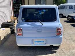 もうすぐ20年選手の初代ラパンですが、この車両は比較的綺麗です。後方からも目立った大きなダメージ無し。社外マフラーは砲弾が多いので悩みますね。