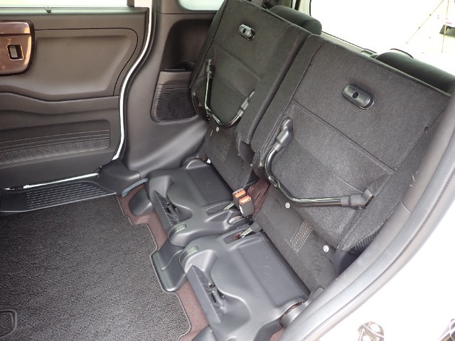◆チップアップ＆ダイブダウン機構付【ULTR SEAT】は後席座面を左右分割で跳ね上げることができます。トランクで積載できない背の高い荷物をラクラク収納できます。ホンダ車ならではの人気装備です。