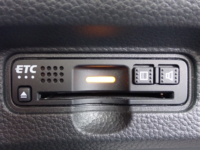 ■【ETC車載器】が装備されています。セットアップをしてお渡しとなり、ETCカードを差し込むだけで高速道路の利用が可能です。