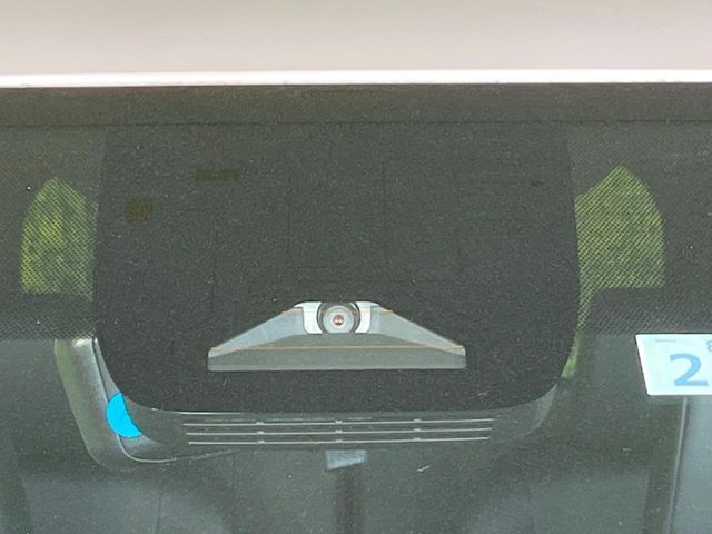 【トヨタセーフティセンス】走行中に前方の車両等を認識し、衝突しそうな時は警報とブレーキで衝突回避と被害軽減をアシスト。より安全にドライブをお楽しみいただけます。
