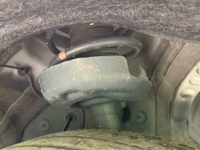 お車を安心してお乗りいただく為には、足回りの定期点検が欠かせません。サービスサポート（有償保証）では無料点検もご提供しており、安心のカーライフをお過ごしいただけるサポート体制が整っています。