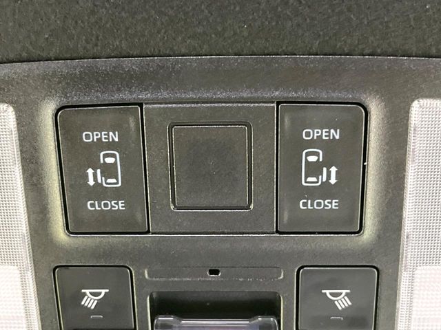 【両側パワースライドドア】スマートキーや運転席のスイッチで後席両側スライドドアの開閉が可能♪電動だから力を入れてドアを開ける必要が無く、小さなお子様でも簡単に開け閉めでき快適です♪