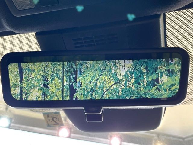 【デジタルインナーミラー】後席の大きな荷物や同乗者で後方が確認しづらい時でも安心！カメラが撮影した車両後方の映像をルームミラー内に表示。クリアな視界で状況の確認が可能です！