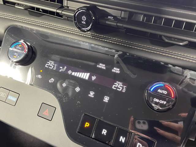 【オートエアコン】車内温度を感知して自動で温度調整をしてくれるのでいつでも快適な車内空間を創り上げます！
