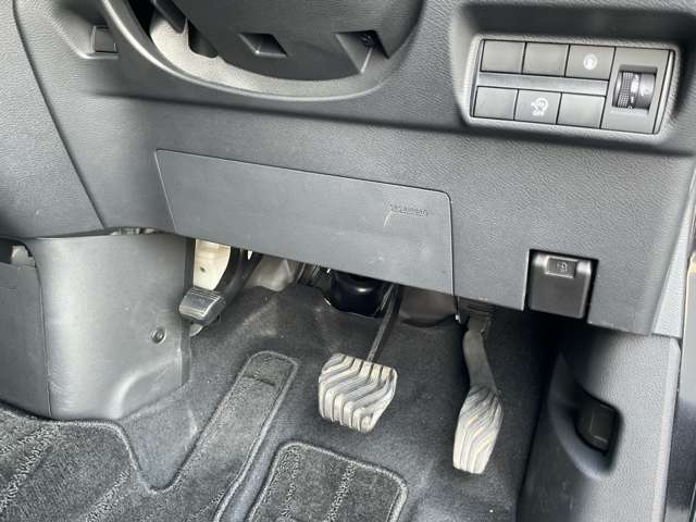 駐車ブレーキは足踏み式です