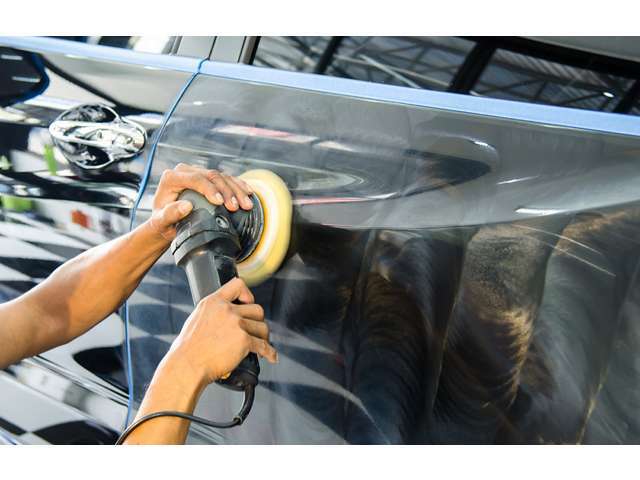 ボディの塗装面を保護することもカーコーティングの役割です。車を屋外に置いておくと、紫外線や雨にさらされますコーティングを施工するによって、塗装面に膜が形成されるため、ボディを保護する効果が得られます。