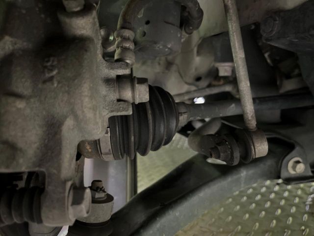 お車を安心してお乗りいただく為には、足回りの定期点検が欠かせません。サービスサポート（有償保証）では無料点検もご提供しており、安心のカーライフをお過ごしいただけるサポート体制が整っています。