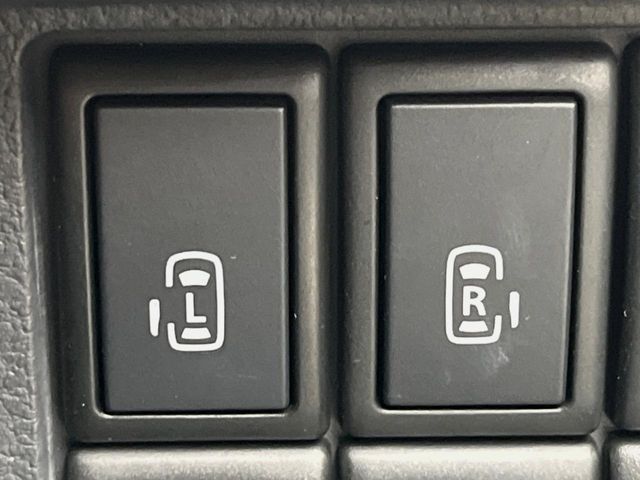 【両側パワースライドドア】スマートキーや運転席のスイッチで後席両側スライドドアの開閉が可能♪電動だから力を入れてドアを開ける必要が無く、小さなお子様でも簡単に開け閉めでき快適です♪