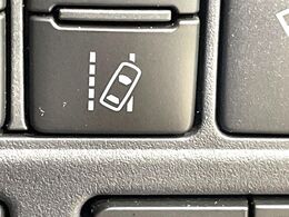 【車線逸脱警報】道路上の白（黄）線を認識し、意図せず走行中の車線からはみ出しそうになった時、メーター内の警告灯とブザーで注意喚起してくれる安心・安全機能です♪