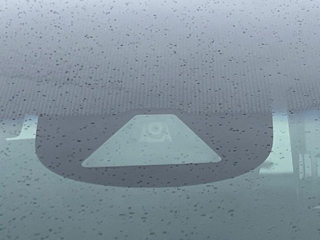 【ホンダセンシング】走行中に前方の車両等を認識し、衝突しそうな時は警報とブレーキで衝突回避と被害軽減をアシスト。より安全にドライブをお楽しみいただけます。