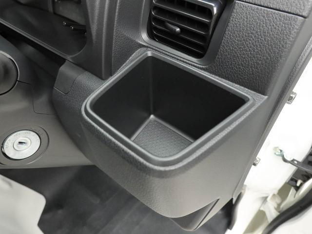 エアコン吹き出し口下部に設置されていますので使いやすさバッチリ！運転席から手の届くちょうどの位置です！