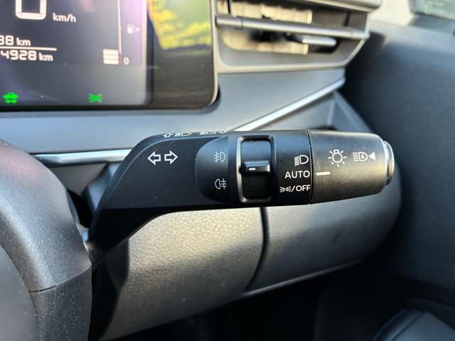 アダプティブヘッドライト付き★フロントカメラで前方の状況を検知し、対向車や先行車のドライバーに眩しい思いをさせることなく、必要なところだけを遠くまで照射。つねに視認性の高い状態が維持されます。