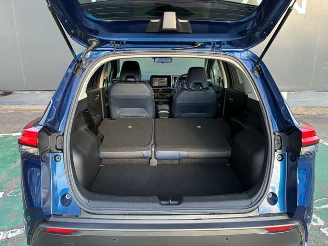 後部座席は可倒式（4：6）です！荷物の量や大きさに合わせて、座席を確保しながらも荷室の容量UP★