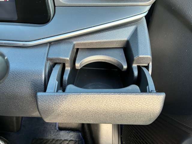 ドリンクホルダーは飲み物が取りやすい位置にございます♪