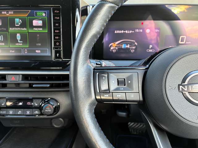 ハンドル周りには車両状態の確認やナビ操作が可能なステアリングスイッチを完備♪ハンドルの高さ調節も可能です！