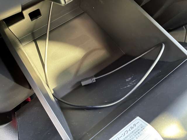 グローブボックス内にHDMI接続がついております。