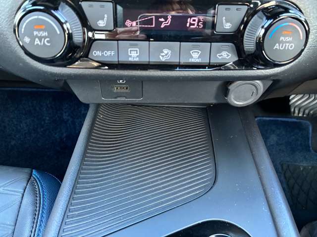 センターコンソールにUSBソケットがございます。携帯電話やタブレットの充電に役立ちますね♪