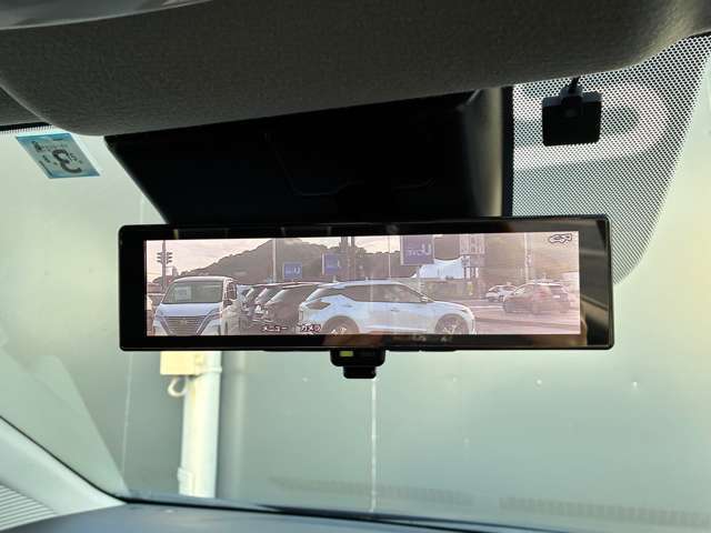 スマートルームミラー装備で夜間や後席に同乗者がいる場合も後方視界をしっかりと確保してくれます☆