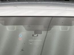 【アイサイトVer3】前方の車両等を検知し、衝突しそうな時は警報で注意を促し、ブレーキを踏む力をサポート。ブレーキを踏めなかった場合は衝突被害軽減ブレーキが作動、衝突回避をサポートします。