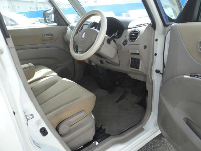 当店は整備だけでなく、仕上げレベルにおいても自信があります！黄色くなりがちなヘッドライトもピカピカに研磨仕上げいたします！足がよく当たるドア内張りも綺麗にクリーニングしています！