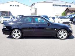 お車で来られる際の最寄りのインターは姫路バイパス姫路東ランプです。降りて北に2キロほど走って頂き、ファミリーマートの向かいが当店です。山陽自動車道をご利用の際は播但連絡道路　花田IC、降りて南に5キロ