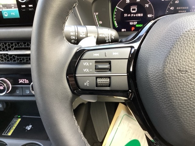 ハンドルオーディオリモコン。手元でオーディオの操作が可能です。走行中でもハンドルから手を離さずに操作ができて安心です。