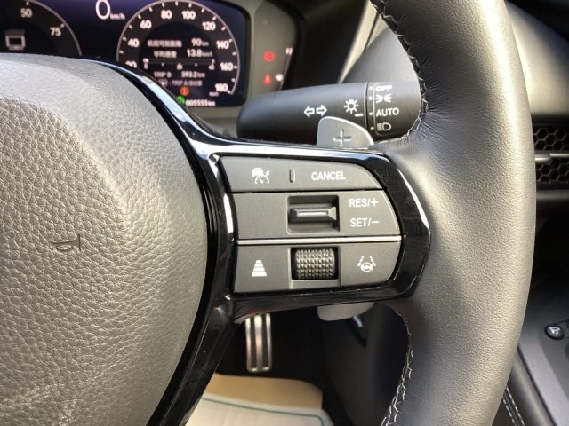 Hondaセンシングの機能のひとつ、アダプティブクルーズコントロール付！アクセルから足を離しても設定したスピードと前車との車間を保ち走行してくれます！車線維持もアシスト☆高速道路で疲労軽減ですね☆
