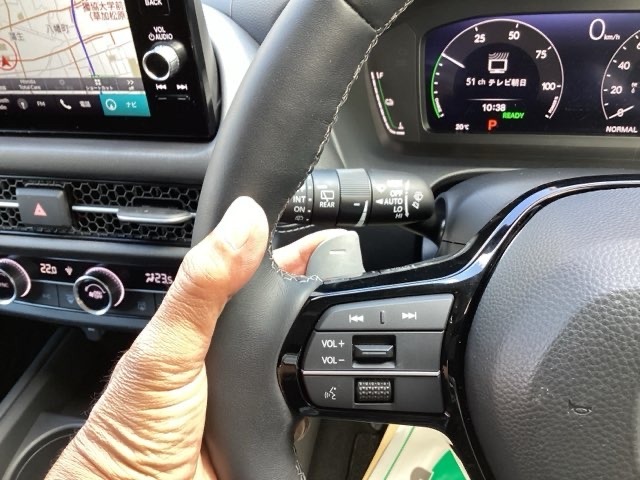 マニュアル車のような感覚で、ワインディングロードでも車を操れるパドルシフト付きです。長い下り坂でのエンジンブレーキや、高速道路の合流の際の加速も思いのままに操ることができ楽しめます